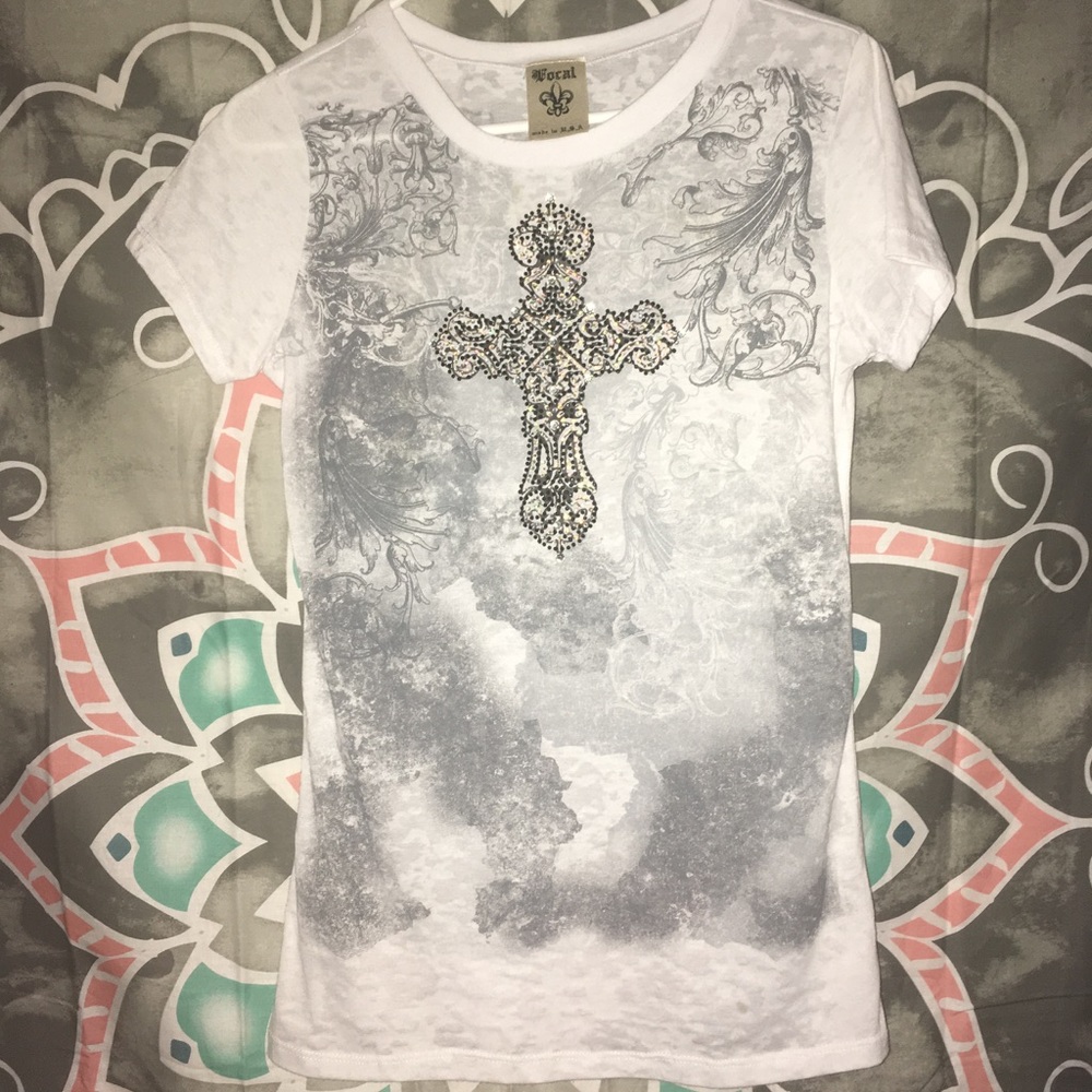 White/grey vocal shirt.